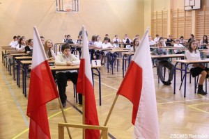 Egzamin szóstoklasisty na sali gimnastycznej