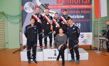 Zapaśnicy na najwyższych stopniach podium