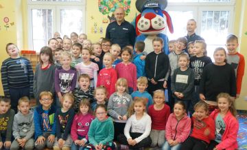 Spotkanie najmłodszych uczniów z policjantami