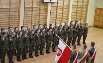 Ślubowanie uczniów klas I liceum pod patronatem służb mundurowych