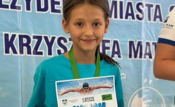 Srebrny medal Igi w zawodach pływackich