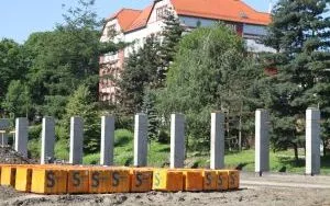Słupy żelbetowe, ściany i bramy (5)