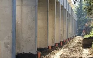 Słupy żelbetowe, ściany i bramy (10)